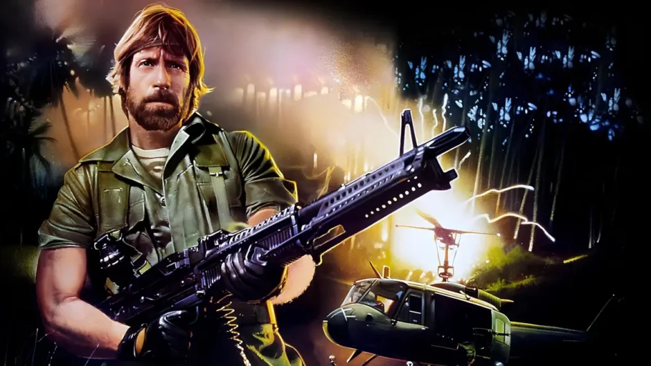 Chuck Norris em cena de filme de ação dos anos 80 com arma e helicóptero ao fundo