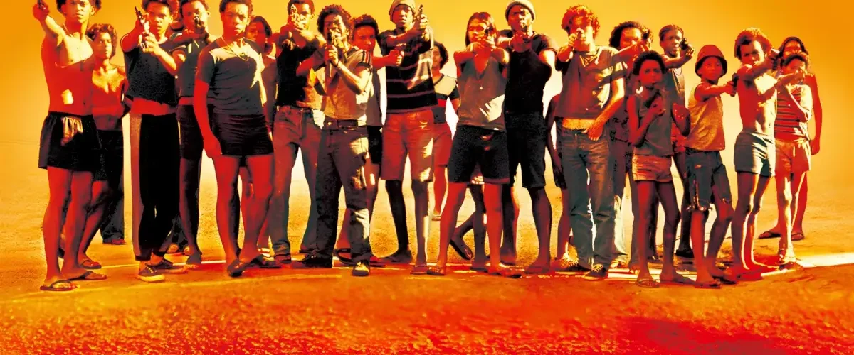 Crianças e adolescentes armados em uma favela no filme Cidade de Deus (2002), representando a violência e o crescimento do crime nas comunidades do Rio de Janeiro.