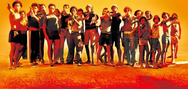 Crianças e adolescentes armados em uma favela no filme Cidade de Deus (2002), representando a violência e o crescimento do crime nas comunidades do Rio de Janeiro.