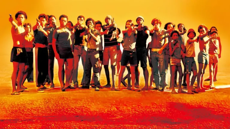 Crianças e adolescentes armados em uma favela no filme Cidade de Deus (2002), representando a violência e o crescimento do crime nas comunidades do Rio de Janeiro.