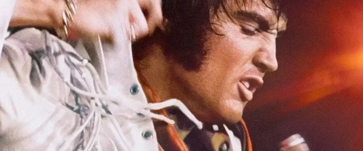 Elvis Presley em apresentação ao vivo em 1970 no International Hotel, cena de EPiC Elvis Presley in Concert