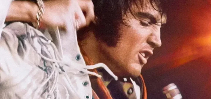 Elvis Presley em apresentação ao vivo em 1970 no International Hotel, cena de EPiC Elvis Presley in Concert
