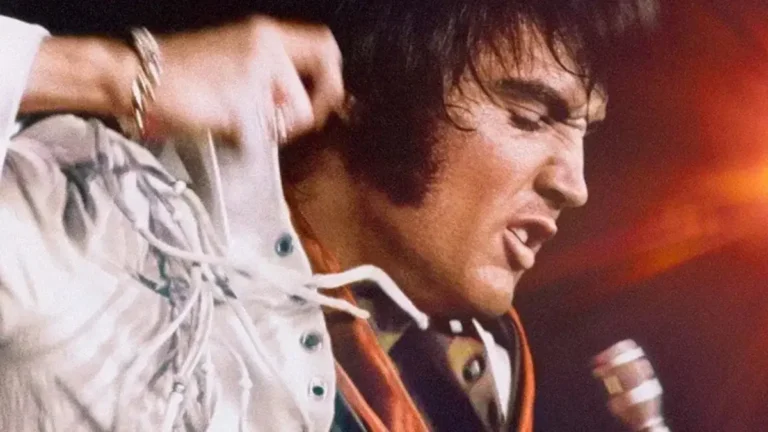 Elvis Presley em apresentação ao vivo em 1970 no International Hotel, cena de EPiC Elvis Presley in Concert