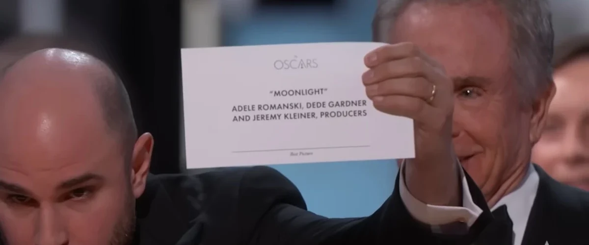 Momento em que o envelope revela Moonlight como vencedor do Oscar 2017 após anúncio errado de La La Land