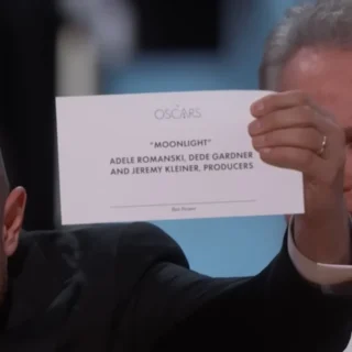 Momento em que o envelope revela Moonlight como vencedor do Oscar 2017 após anúncio errado de La La Land