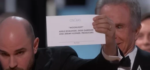 Momento em que o envelope revela Moonlight como vencedor do Oscar 2017 após anúncio errado de La La Land