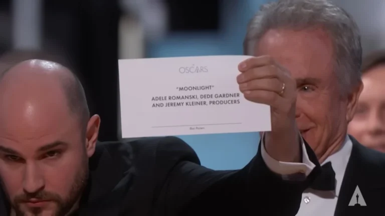 Momento em que o envelope revela Moonlight como vencedor do Oscar 2017 após anúncio errado de La La Land