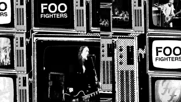 Foo Fighters em múltiplas telas de TV na estética do clipe Caught in the Echo, representando repetição e eco