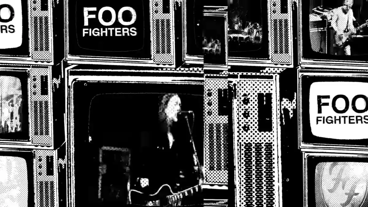 Foo Fighters em múltiplas telas de TV na estética do clipe Caught in the Echo, representando repetição e eco