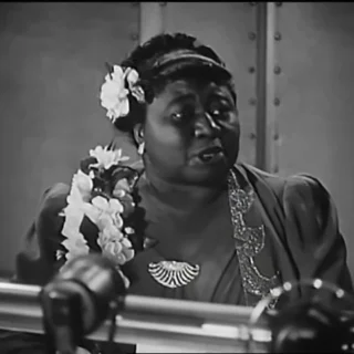 Hattie McDaniel recebendo o Oscar em 1940, tornando-se a primeira pessoa negra premiada pela Academia