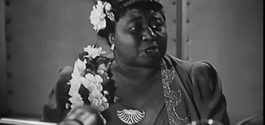 Hattie McDaniel recebendo o Oscar em 1940, tornando-se a primeira pessoa negra premiada pela Academia