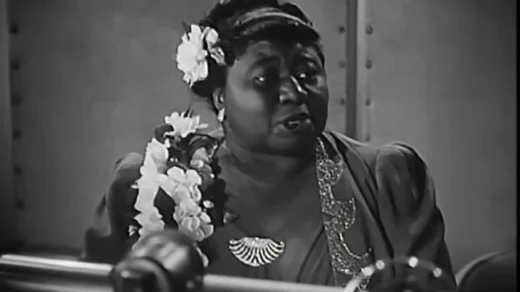 Hattie McDaniel recebendo o Oscar em 1940, tornando-se a primeira pessoa negra premiada pela Academia