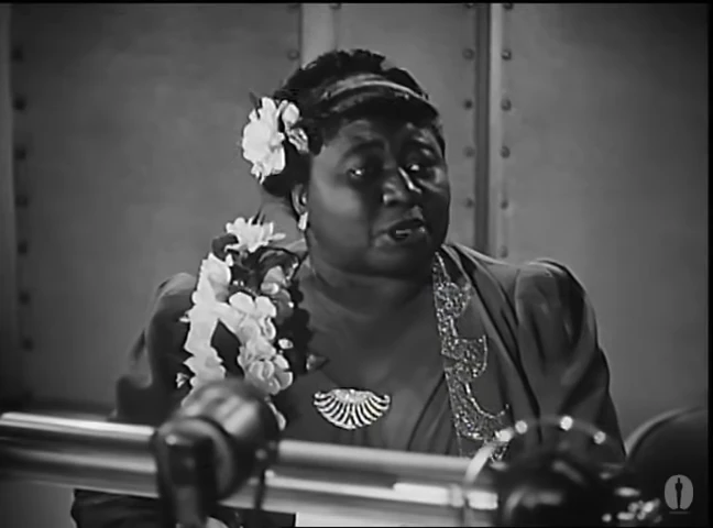 Hattie McDaniel recebendo o Oscar em 1940, tornando-se a primeira pessoa negra premiada pela Academia