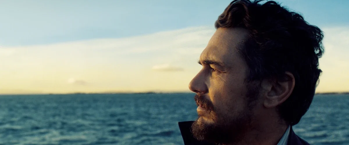 Cena do filme Hey Joe (2024), dirigido por Claudio Giovannesi, com o protagonista observando o mar em Nápoles