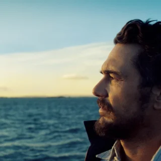 Cena do filme Hey Joe (2024), dirigido por Claudio Giovannesi, com o protagonista observando o mar em Nápoles