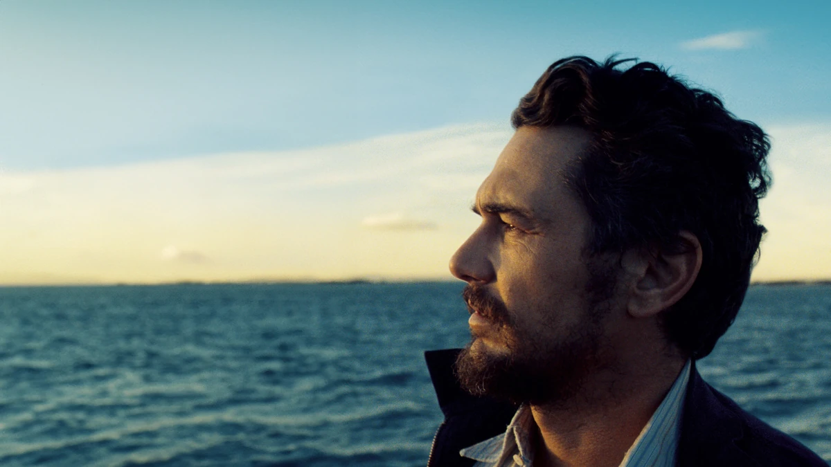 Hey Joe: O Mito do Forasteiro e a América que Não Consegue Escapar de Si Mesma 1 Cena do filme Hey Joe (2024), dirigido por Claudio Giovannesi, com o protagonista observando o mar em Nápoles