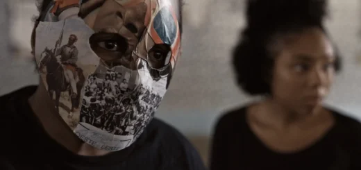 Jovem com máscara feita de recortes históricos em cena do documentário Hora do Recreio de Lúcia Murat