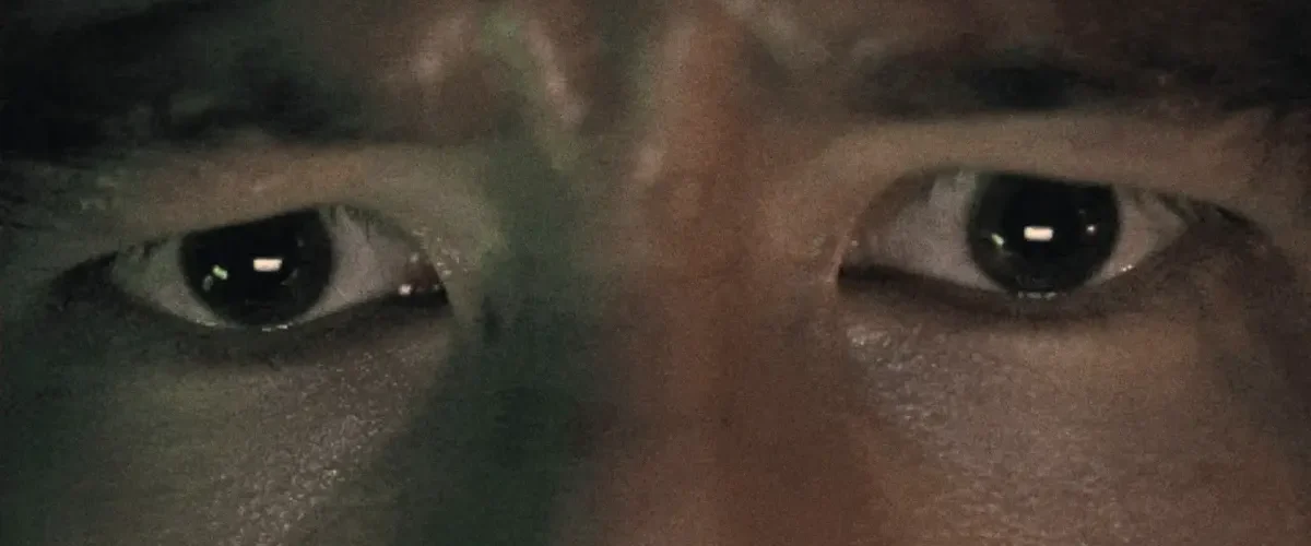 Close no rosto do personagem Simon no filme Iron Lung, dirigido por Markiplier