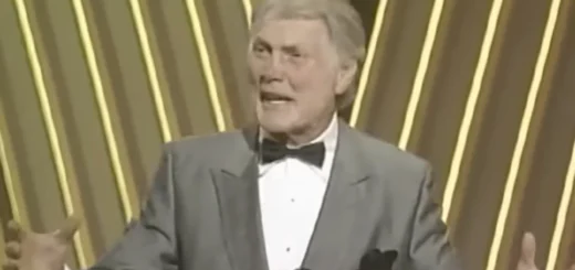 Jack Palance no Oscar de 1992 durante discurso após vencer como ator coadjuvante