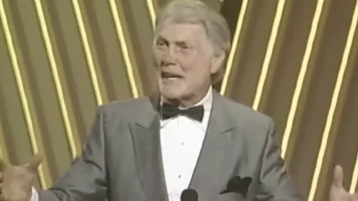 Jack Palance no Oscar de 1992 durante discurso após vencer como ator coadjuvante