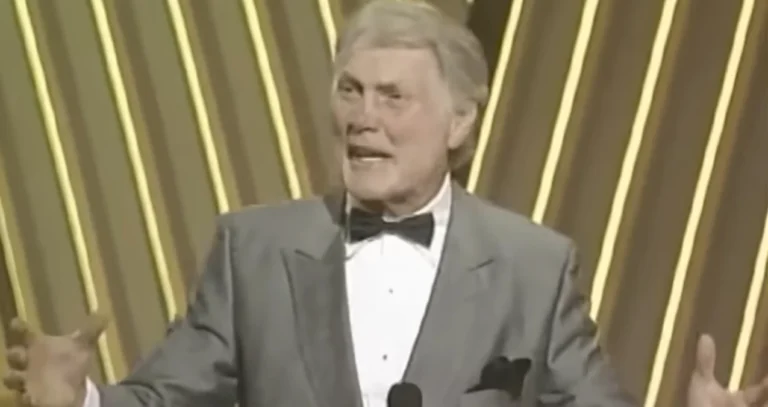 Jack Palance no Oscar de 1992 durante discurso após vencer como ator coadjuvante