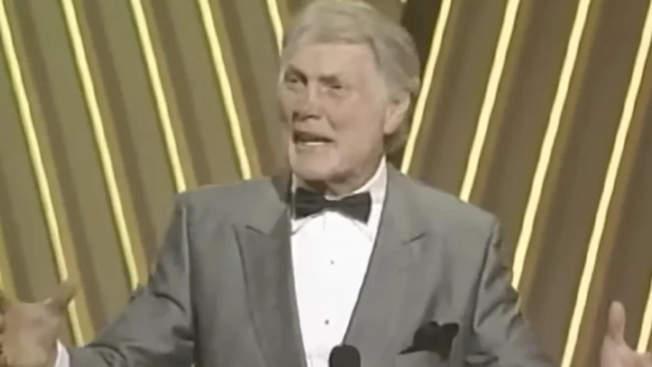 Jack Palance no Oscar de 1992 durante discurso após vencer como ator coadjuvante