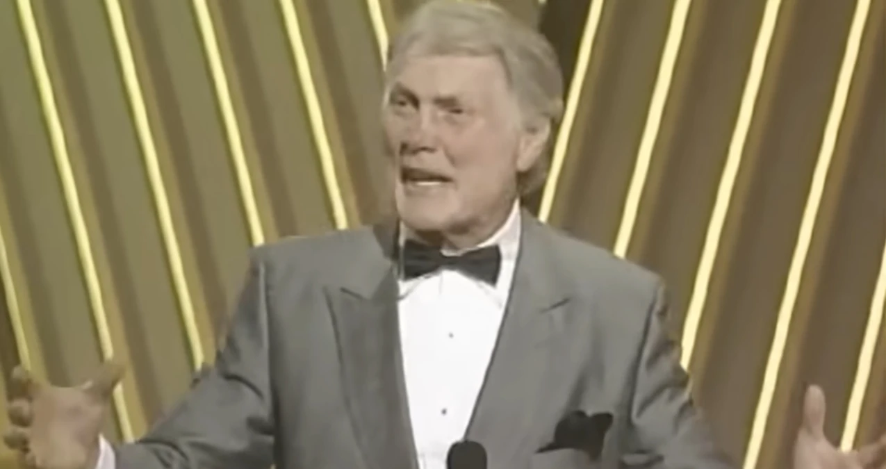 As Flexões de Jack Palance no Oscar 1992 1 Jack Palance no Oscar de 1992 durante discurso após vencer como ator coadjuvante