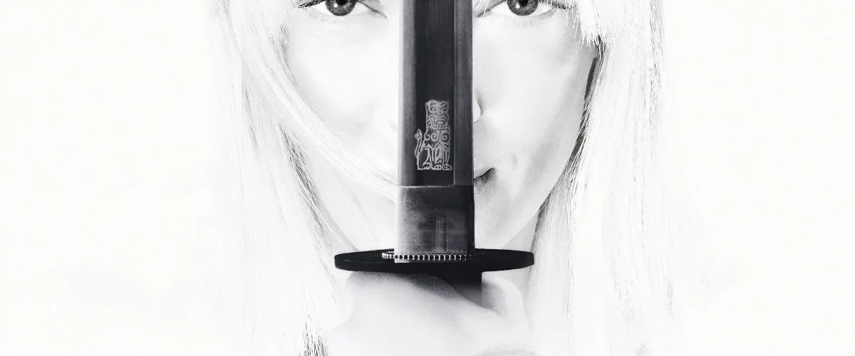 Beatrix Kiddo segurando katana em Kill Bill The Whole Bloody Affair