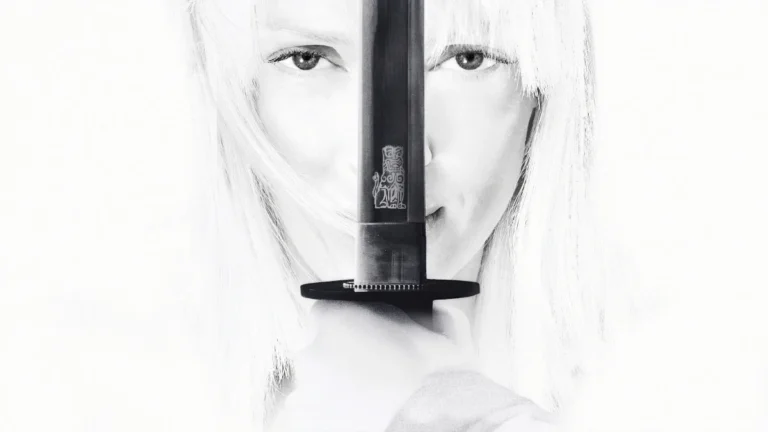 Beatrix Kiddo segurando katana em Kill Bill The Whole Bloody Affair