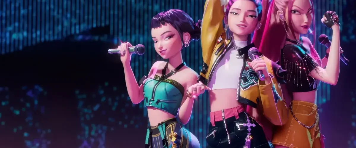 Grupo fictício HUNTRX performando no filme KPop Demon Hunters com estética inspirada no K-pop e luzes neon