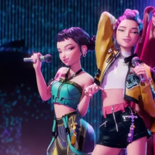 Grupo fictício HUNTRX performando no filme KPop Demon Hunters com estética inspirada no K-pop e luzes neon