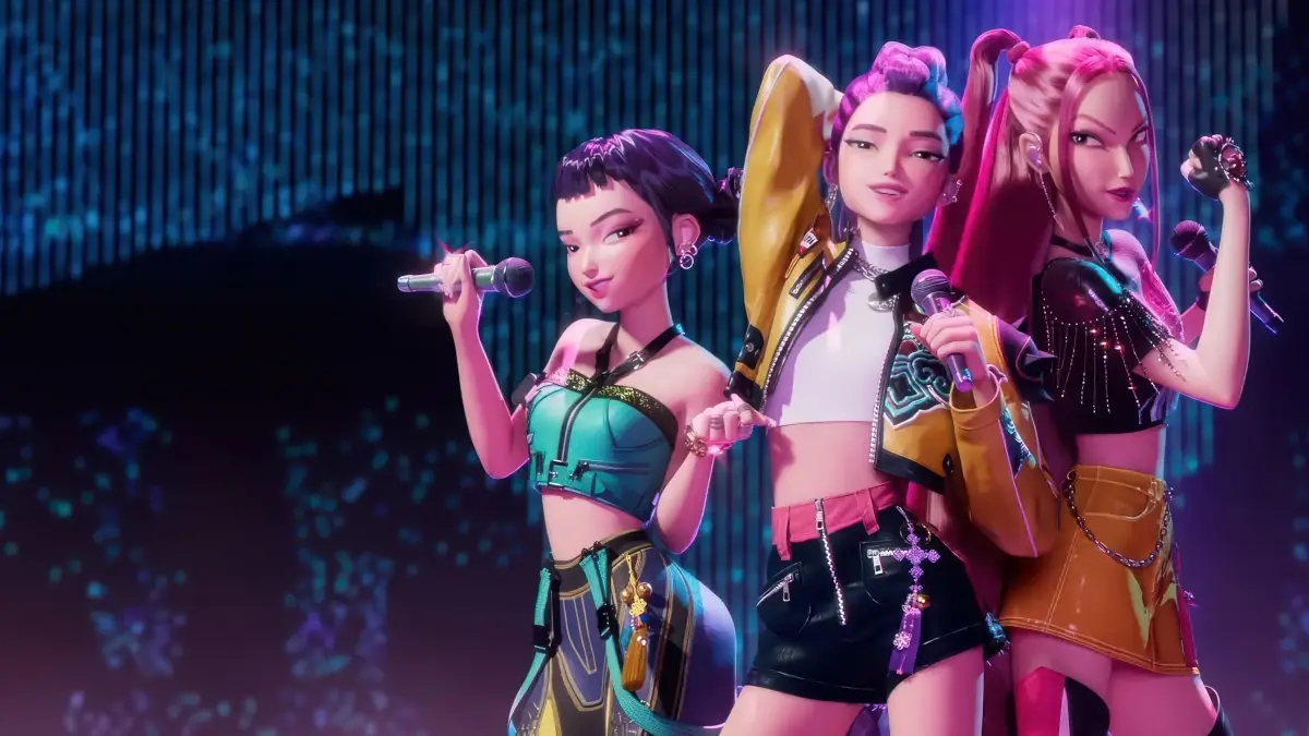 Grupo fictício HUNTRX performando no filme KPop Demon Hunters com estética inspirada no K-pop e luzes neon