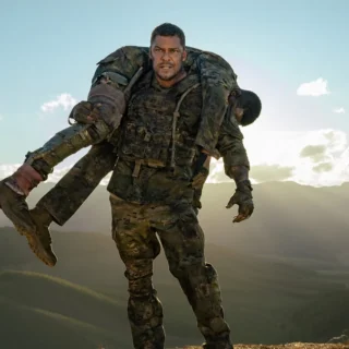 Alan Ritchson em cena do filme Máquina de Guerra (2026) da Netflix