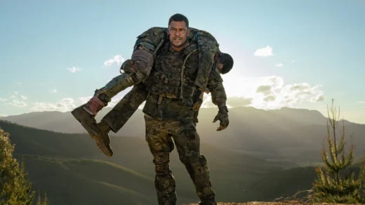 Alan Ritchson em cena do filme Máquina de Guerra (2026) da Netflix