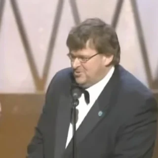 Michael Moore discursando ao receber o Oscar por Bowling for Columbine em 2003