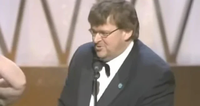 Michael Moore discursando ao receber o Oscar por Bowling for Columbine em 2003