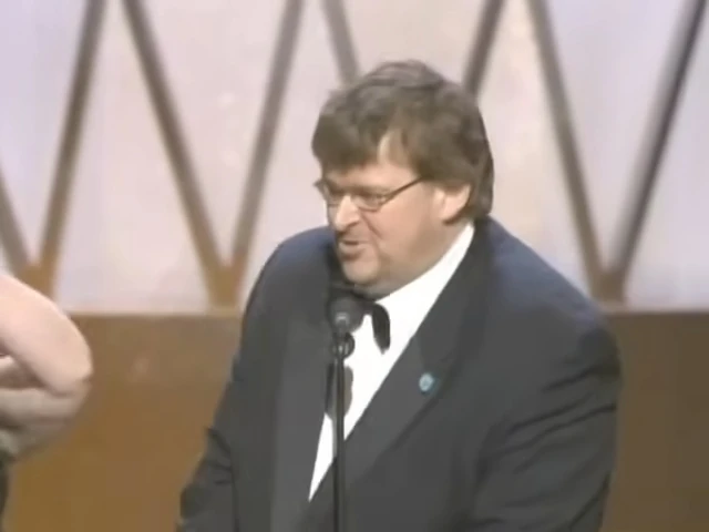 Michael Moore discursando ao receber o Oscar por Bowling for Columbine em 2003