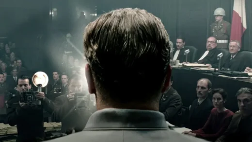 Cena do filme Nuremberg (2025) mostrando julgamento com Hermann Göring sendo observado no tribunal