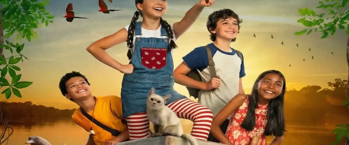 Cena do filme O Diário de Pilar na Amazônia (2026) com crianças em barco na floresta amazônica