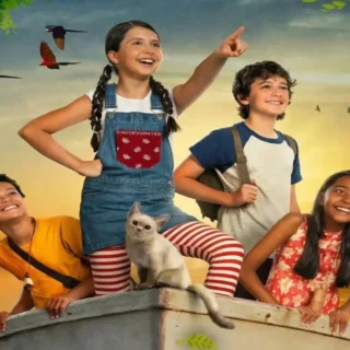 Cena do filme O Diário de Pilar na Amazônia (2026) com crianças em barco na floresta amazônica