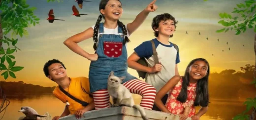 Cena do filme O Diário de Pilar na Amazônia (2026) com crianças em barco na floresta amazônica