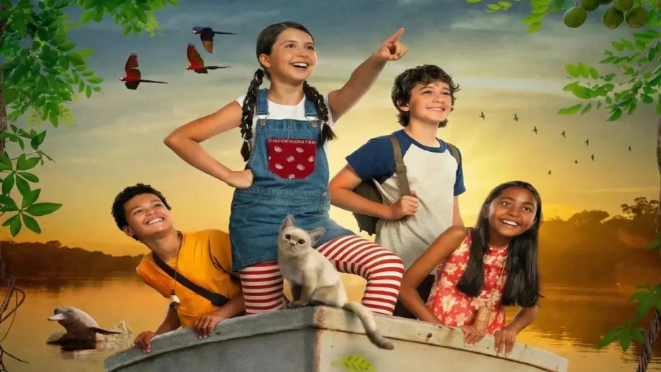 Cena do filme O Diário de Pilar na Amazônia (2026) com crianças em barco na floresta amazônica