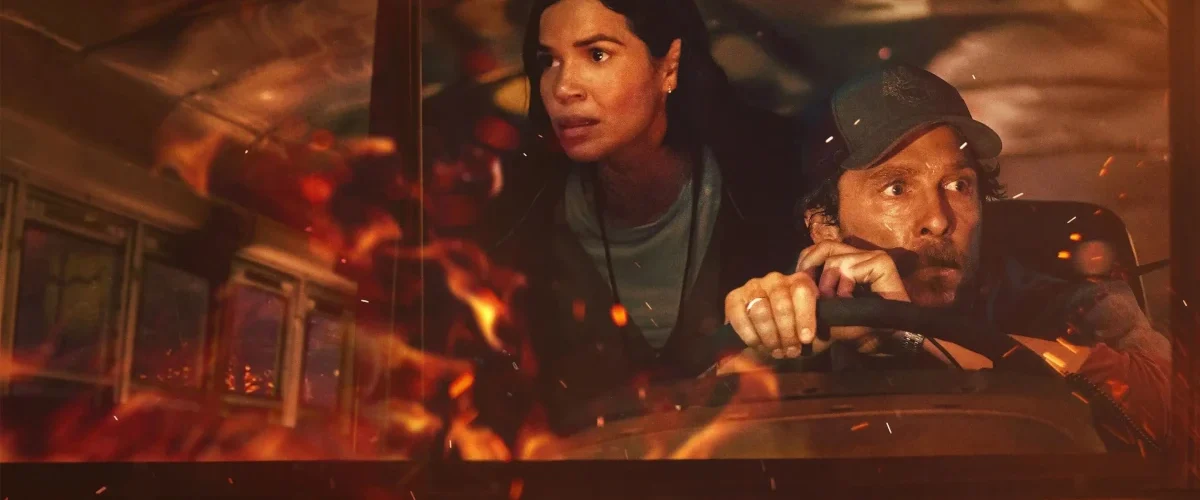 Cena do filme O Ônibus Perdido com Matthew McConaughey e America Ferrera dirigindo ônibus durante incêndio na crítica do filme