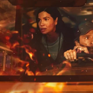 Cena do filme O Ônibus Perdido com Matthew McConaughey e America Ferrera dirigindo ônibus durante incêndio na crítica do filme