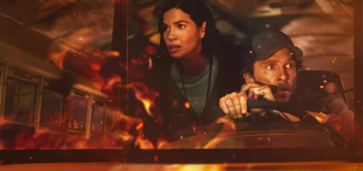 Cena do filme O Ônibus Perdido com Matthew McConaughey e America Ferrera dirigindo ônibus durante incêndio na crítica do filme