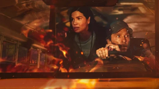 Cena do filme O Ônibus Perdido com Matthew McConaughey e America Ferrera dirigindo ônibus durante incêndio na crítica do filme