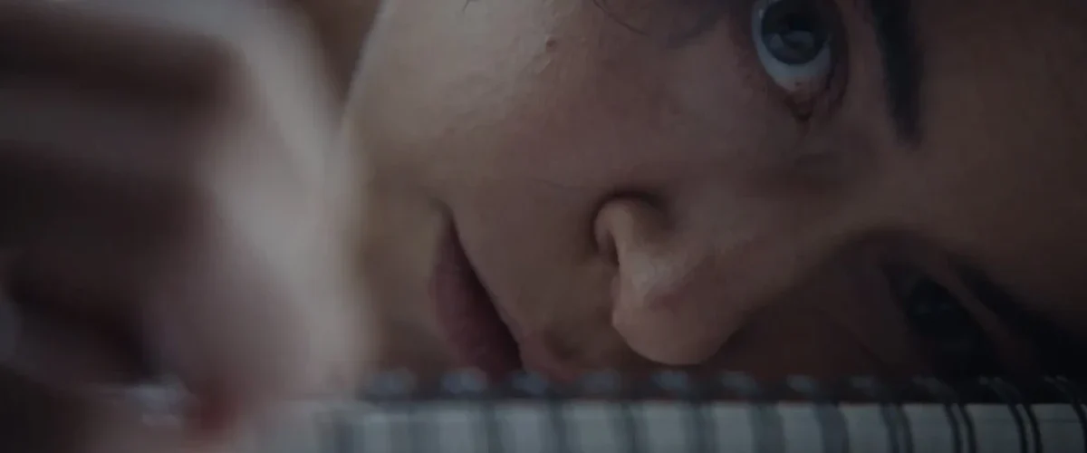 Close de Liz em Para Sempre Medo, destacando atmosfera intimista e tensão psicológica no terror de Osgood Perkins.