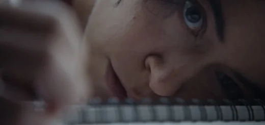 Close de Liz em Para Sempre Medo, destacando atmosfera intimista e tensão psicológica no terror de Osgood Perkins.