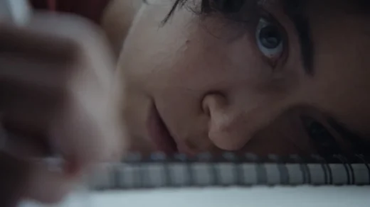 Close de Liz em Para Sempre Medo, destacando atmosfera intimista e tensão psicológica no terror de Osgood Perkins.