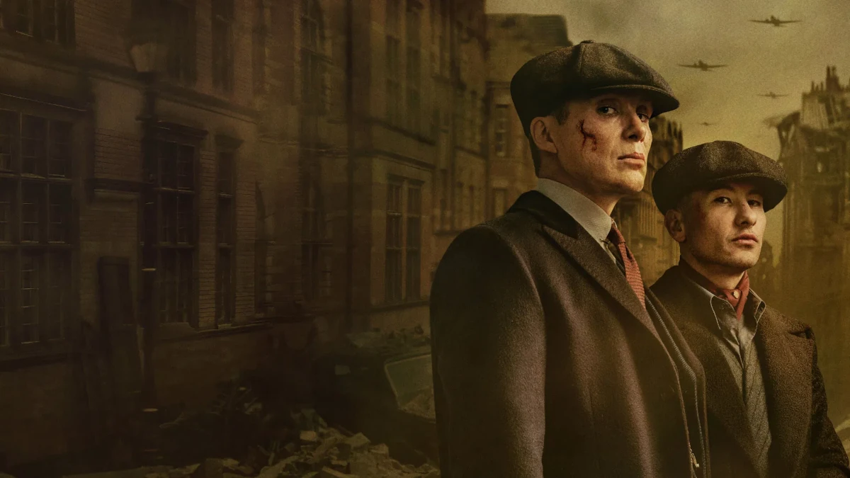 Thomas Shelby em cenário de guerra no filme Peaky Blinders The Immortal Man, representando o desgaste do personagem